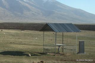 TUMBA JUNTO A LA CARRETERA CERCA DE APARAN, ARMENIA