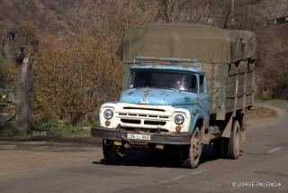 CAMIÓN POR LA CARRETERA CERCA DE ALAVERDI, ARMENIA