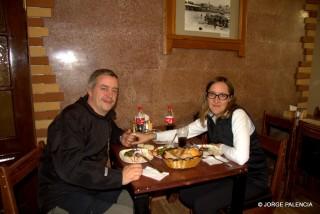 BEA Y JORGE COMIENDO EN EL RESTAURANTE TOHPATYH EN YEREVÁN