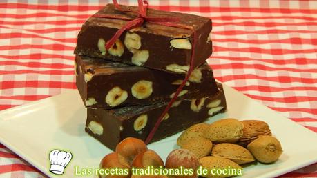 Turrón de chocolate con avellanas y almendras