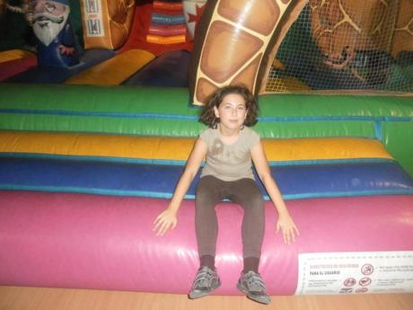 look morado, eyeliner líquido, maquillaje, belleza, parque de bolas, cumpleaños.