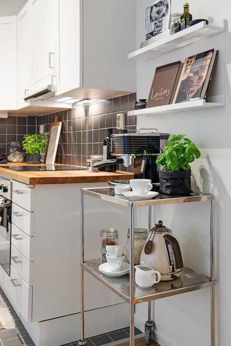 Piso pequeño con amplio salón y terraza comunitaria terrazas comunitarias ático piso pequeño decoración interiores espacios pisos pequeños distribución diáfana diseño de interiores blog decoración de salones decoración de interiores cocinas blancas pequeñas