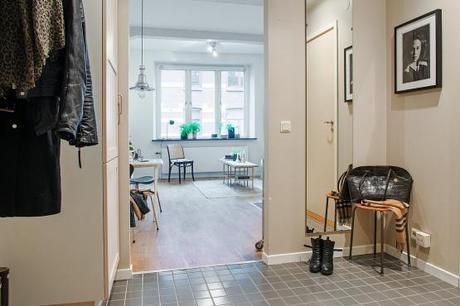 Piso pequeño con amplio salón y terraza comunitaria terrazas comunitarias ático piso pequeño decoración interiores espacios pisos pequeños distribución diáfana diseño de interiores blog decoración de salones decoración de interiores cocinas blancas pequeñas