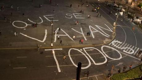 La “casa blanca” de Peña Nieto y los 43 estudiantes desaparecidos se enfrentan en las calles del D.F. Foto de las manifestaciones extraída de El País.