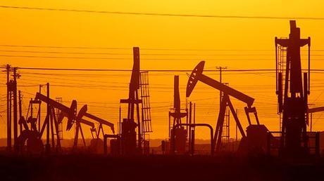 El petróleo se hunde: ¿Han desatado Arabia Saudita y EE.UU. una guerra de precios?