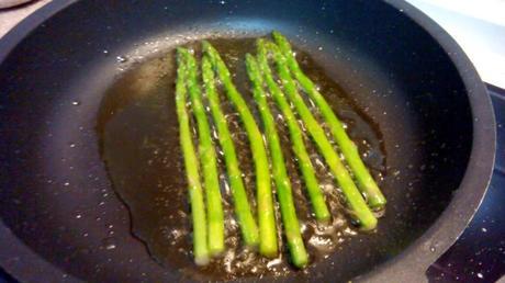 Rollitos de pavo con espárragos y mostaza – Involtini di tacchino con asparagi e senape rollitos de pavo con espárragos y senape, con purea de patata y azafrán