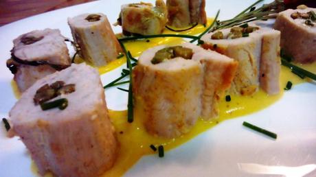 Rollitos de pavo con espárragos y mostaza – Involtini di tacchino con asparagi e senape rollitos de pavo con espárragos y senape, con purea de patata y azafrán