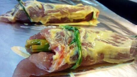 Rollitos de pavo con espárragos y mostaza – Involtini di tacchino con asparagi e senape rollitos de pavo con espárragos y senape, con purea de patata y azafrán