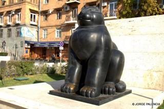 ESCULTURA DE BOTERO EN LA CASCADA, YEREVÁN