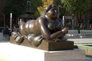 ESCULTURA DE BOTERO EN LA CASCADA, YEREVÁN