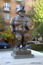 ESCULTURA DE BOTERO EN LA CASCADA, YEREVÁN