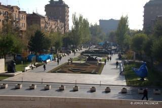 PASEO DE LAS ESCULTURAS EN LA CASCADA, YEREVÁN