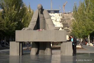 BEA JUNTO A UNA ESTATUA EN LA CASCADA, YEREVÁN