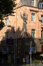 MÚSICO PINTADO EN UNA FACHADA DE YEREVÁN