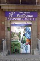 PUERTA DEL HOSTEL PENTHOUSE EN YEREVÁN