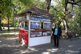 BEA EN EL QUIOSCO DONDE COMPRAMOS LOS PERRITOS CALIENTES, YEREVÁN