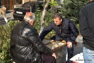 SEÑORES JUGANDO EN LA CALLE AL BACKGAMMON EN YEREVÁN