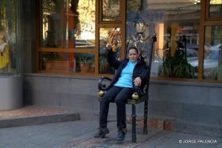BEA SENTADA EN LA ESCULTURA DE UNA SILLA GIGANTE EN YEREVÁN