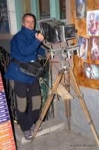 JORGE JUNTO A UNA CÁMARA ANTIGUA DE FOTOS EN YEREVÁN