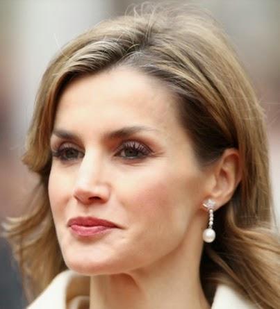 Dña. Letizia recicla sus pendientes favoritos en su viaje a Luxemburgo