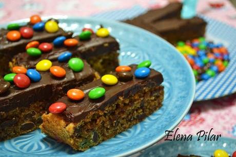 Barritas de mantequilla de cacahuete y M&M's, con ganaché de chocolate