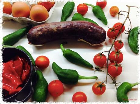 Morcilla de Muskiz , pimientos de Gernika, huevos y tomatitos