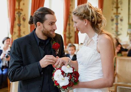 Verheiratet: Faris und Ina Al-Sultan tauschen die Ringe.