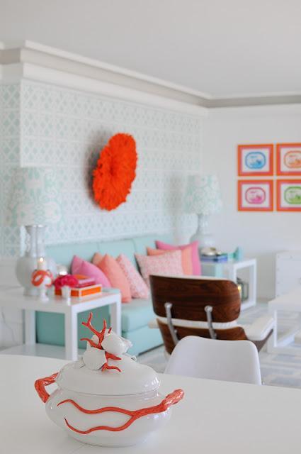 UNA SALA DE ESTAR ELEGANTE Y MUY FEMENINA