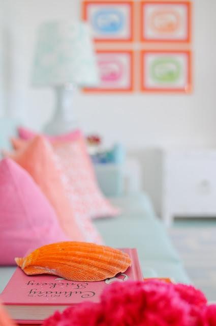 UNA SALA DE ESTAR ELEGANTE Y MUY FEMENINA