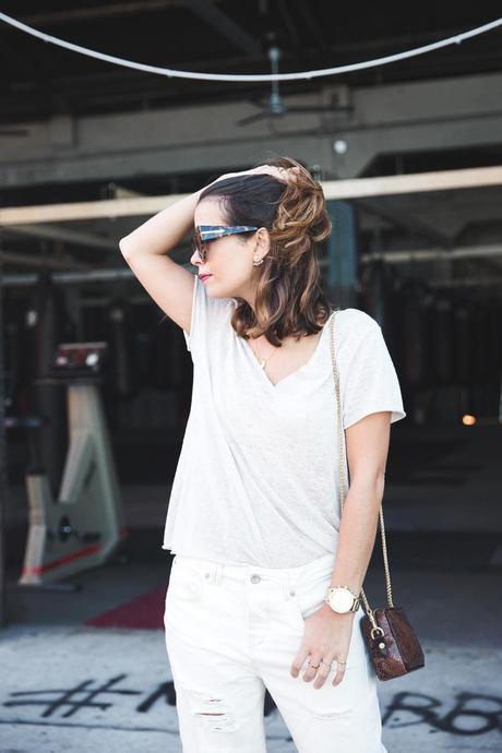 Total_White_outfit-Ripped_Jeans-Los_Angeles-Street_Style-18