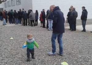 Papa, bebe y cola de votantes Cataluña