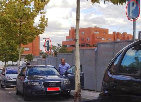 El Concejal de Seguridad y Protección Civil de Paracuellos del Jarama aparcando en plaza para personas con movilidad reducida