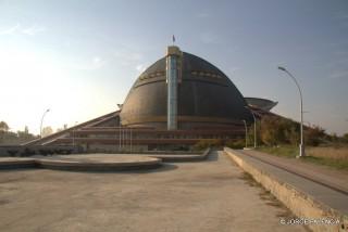 EDIFICIO CERCA DEL MEMORIAL DEL GENOCIDIO ARMENIO, YEREVÁN