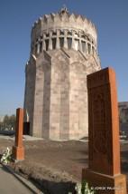 KHACHLAR E IGLESIA MODERNA A LA ENTRADA DEL COMPLEJO DE LA CATEDRAL DE ECHMIADZIN