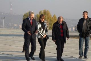 DIRIGENTES EN EL MEMORIAL DEL GENOCIDIO ARMENIO, YEREVÁN