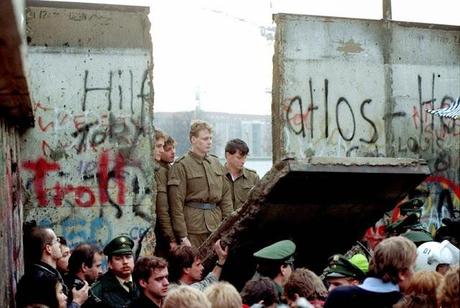 LA CAÍDA DEL MURO DE BERLÍN, EL FIN DE LA LOCURA COMUNISTA Se conmemora estos días el vigesimoquinto aniversario de la caída del Muro de Berlín, un hecho que, además de su significado para Alemania, resultó ser la confirmación del inminente colapso de ...
