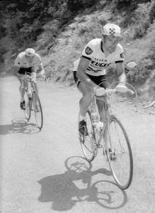 Thevenet deja clavado a Merckx camino de Pra Loup. El ciclismo cambia y Peugeot sigue allí