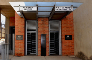 A vueltas con el apartheid – baños segregados para negros