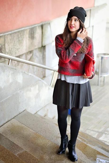 Jersey y camiseta:Mango/ Collar:tienda local/ Falda:Strad...