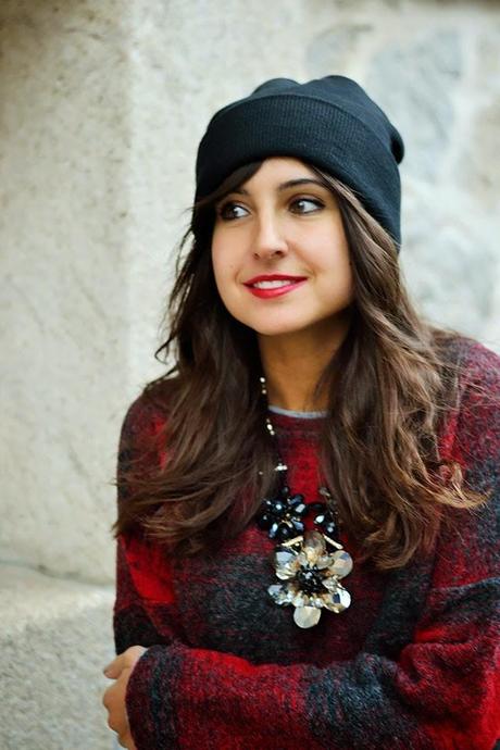 Jersey y camiseta:Mango/ Collar:tienda local/ Falda:Strad...