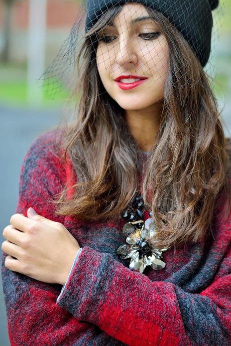 Jersey y camiseta:Mango/ Collar:tienda local/ Falda:Strad...