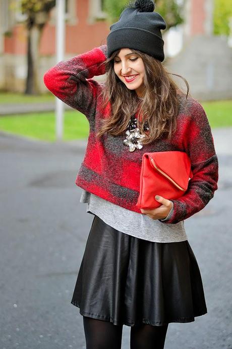 Jersey y camiseta:Mango/ Collar:tienda local/ Falda:Strad...