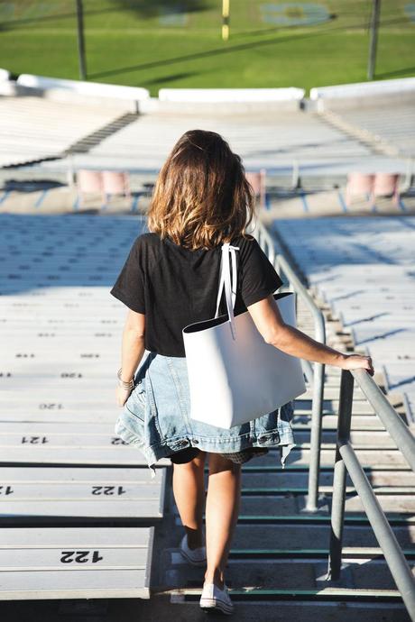 Manson_Gavriel_Tote_Bag-Black_Outfit-Vintage_Levis-Sneakers-Rose_Bowl_Flea_Market-11