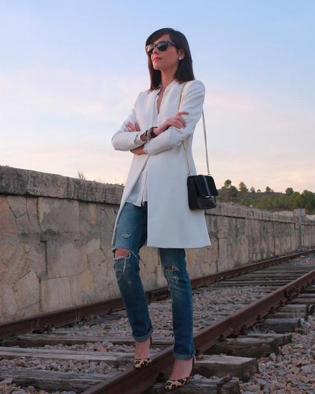Abrigo blanco + Boyfriend jeans