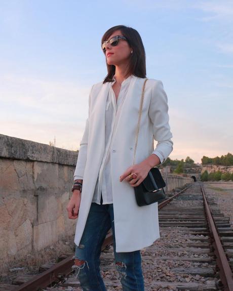 Abrigo blanco + Boyfriend jeans