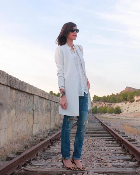 Abrigo blanco + Boyfriend jeans