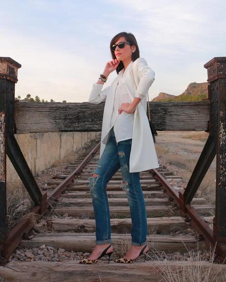 Abrigo blanco + Boyfriend jeans