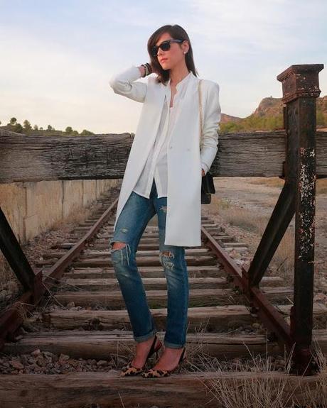 Abrigo blanco + Boyfriend jeans