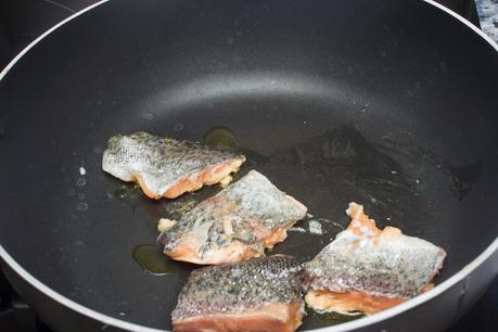 fideos chinos con salmón, nueces y pasas a la soja