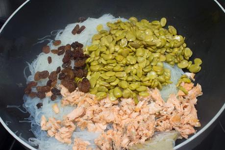 fideos chinos con salmón, nueces y pasas a la soja